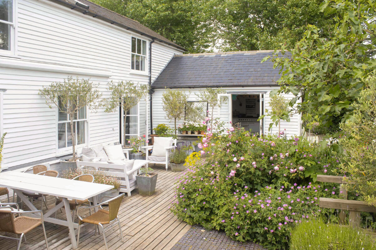 A Bright New England-Style Home with a Lush Garden 14 wooden garden terrace