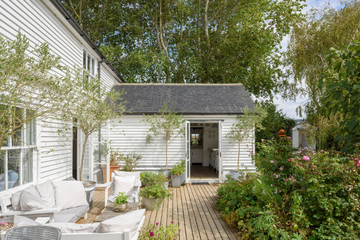 A Bright New England-Style Home with a Lush Garden 16 wooden terrace