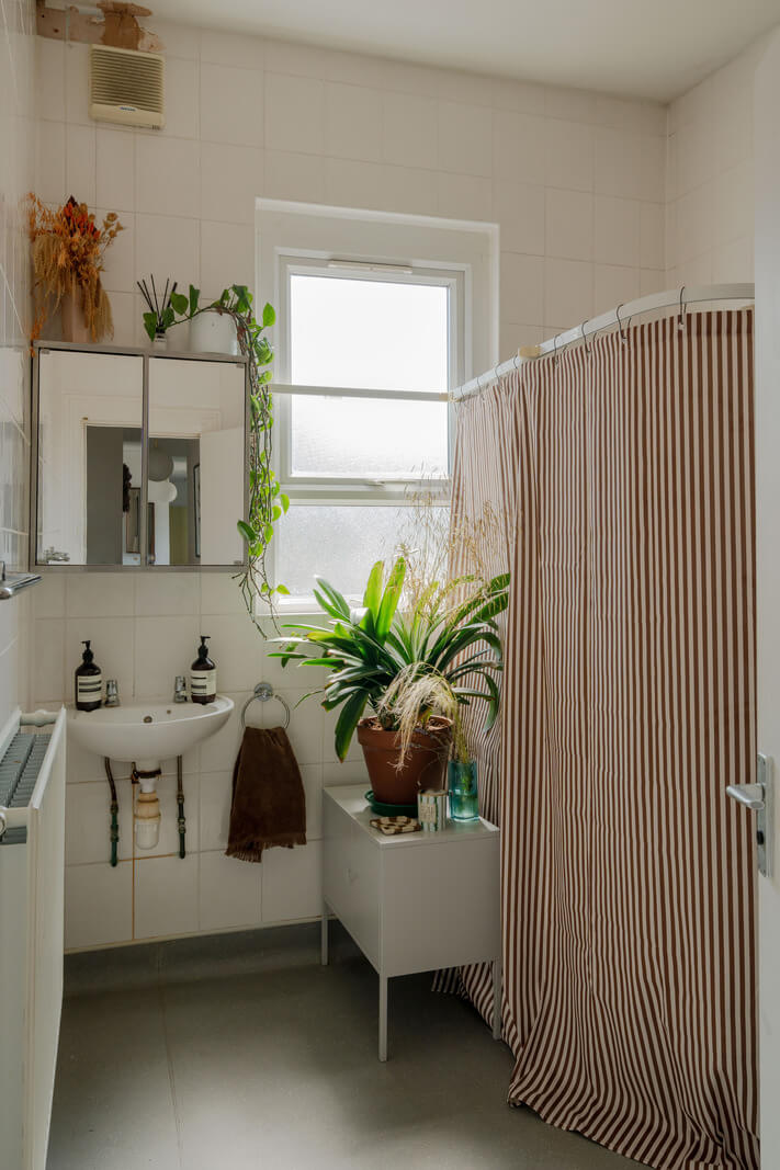 A Bright Ground Floor Apartment with a Beautiful Garden 14 bathroom