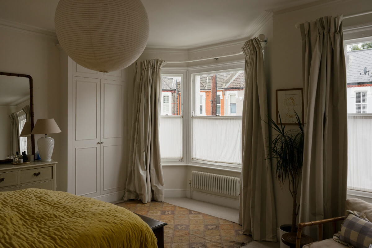 A Victorian Family House with a Tuscan-Inspired Kitchen Extension 21 bedroom bay window