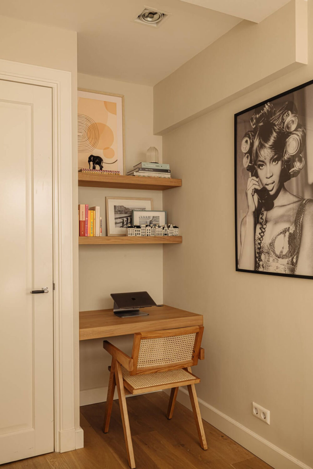 A Ground Floor Duplex Apartment with a Beautiful Modern Garden 18 bedroom built-in home office