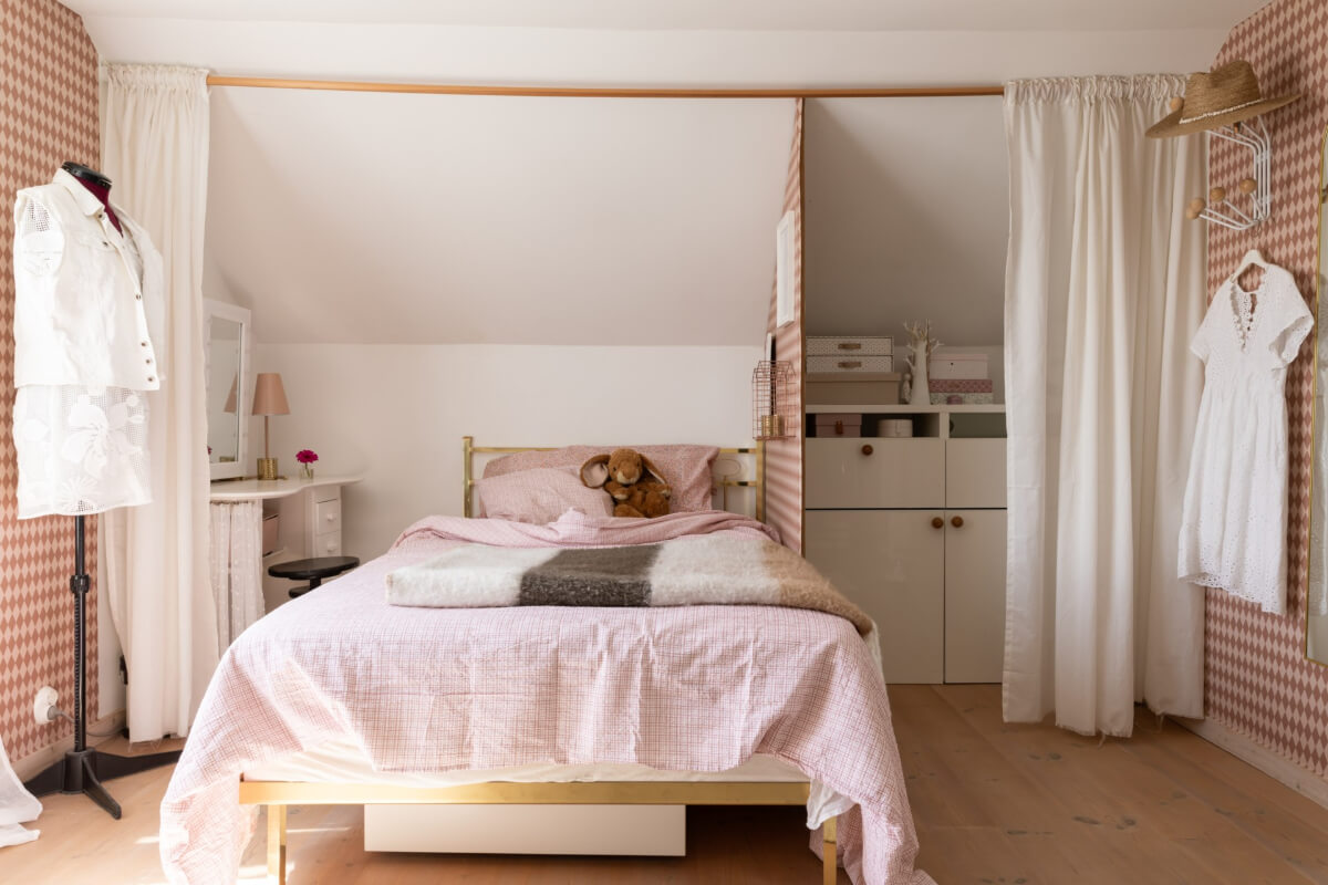 An Idyllic 18th Century Cottage with a Charming Garden 35 bedroom colorful wallpaper vanity table