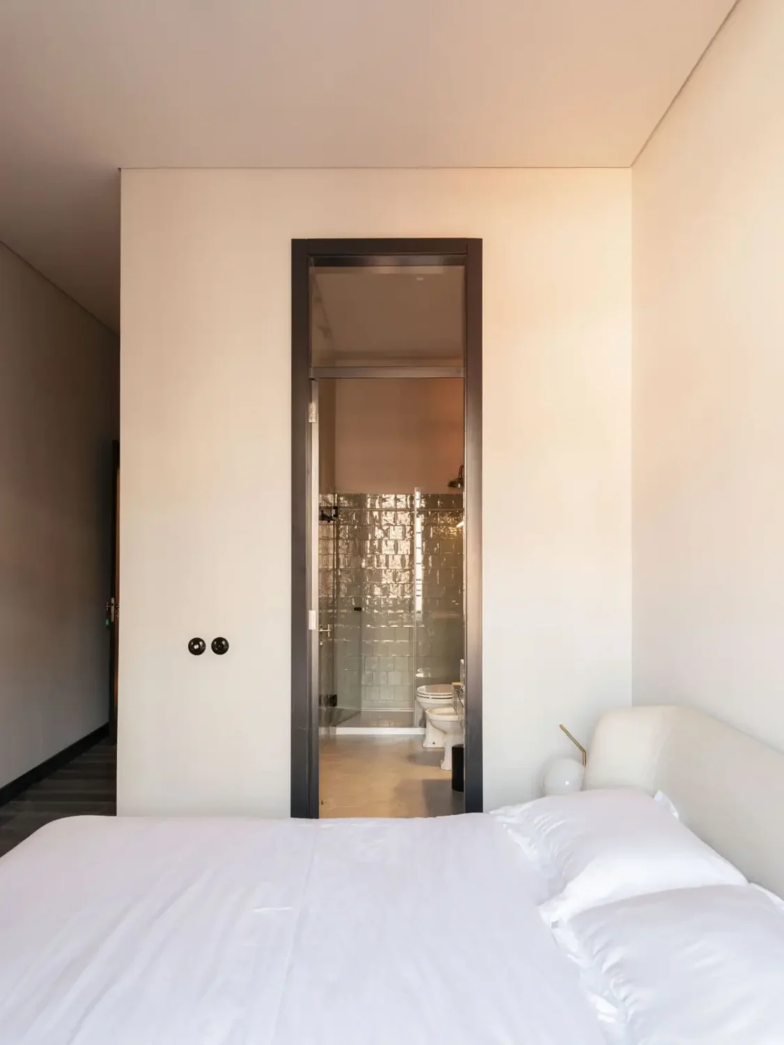 An Eye-Catching Stone Wall in a Beautiful Lisbon Apartment 8 bedroom en-suite bathroom