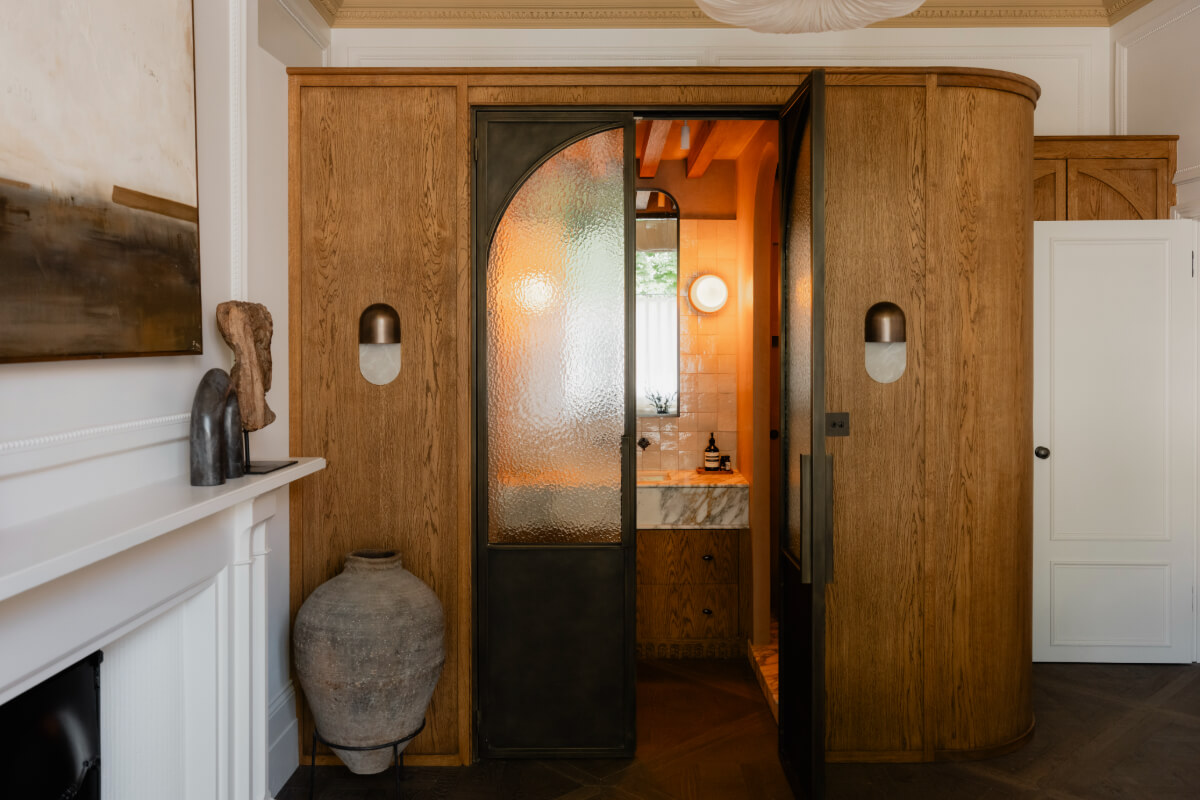High Ceilings and Bespoke Design in a Stylish London Apartment 30 bedroom en-suite