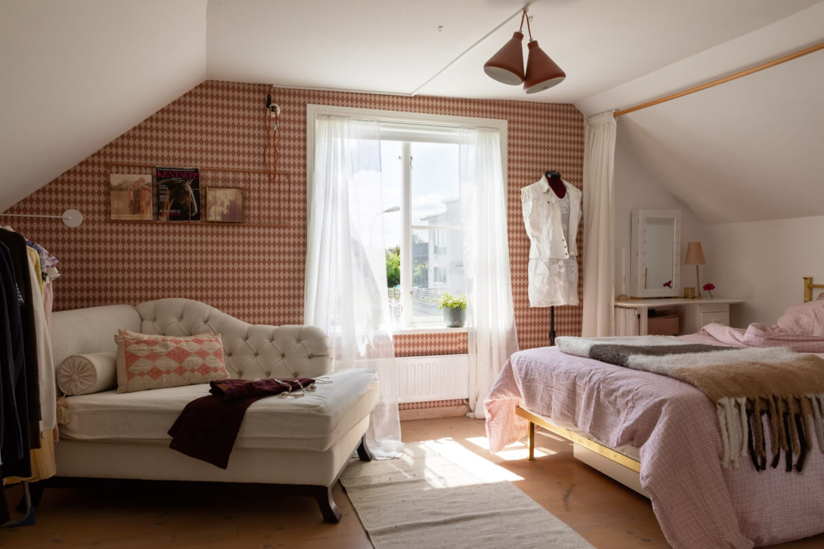 An Idyllic 18th Century Cottage with a Charming Garden 34 bedroom orange-red wallpaper