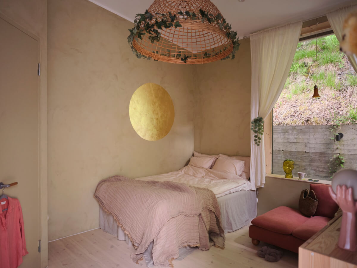 This Extended 19th Century Lakeside House is a Green Oasis in the City 29 bedroom plaster walls