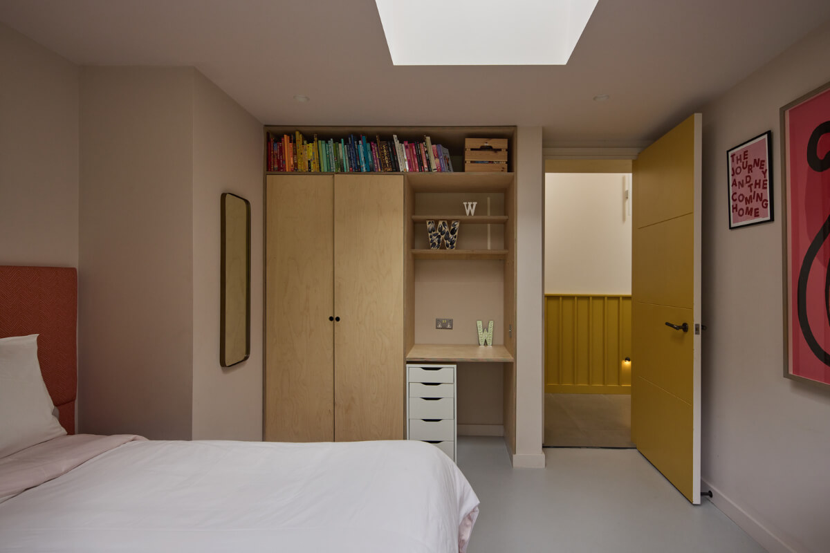 A Modern Bungalow with a Terrazzo Kitchen and Magnificent Views 18 bedroom small niche for desk