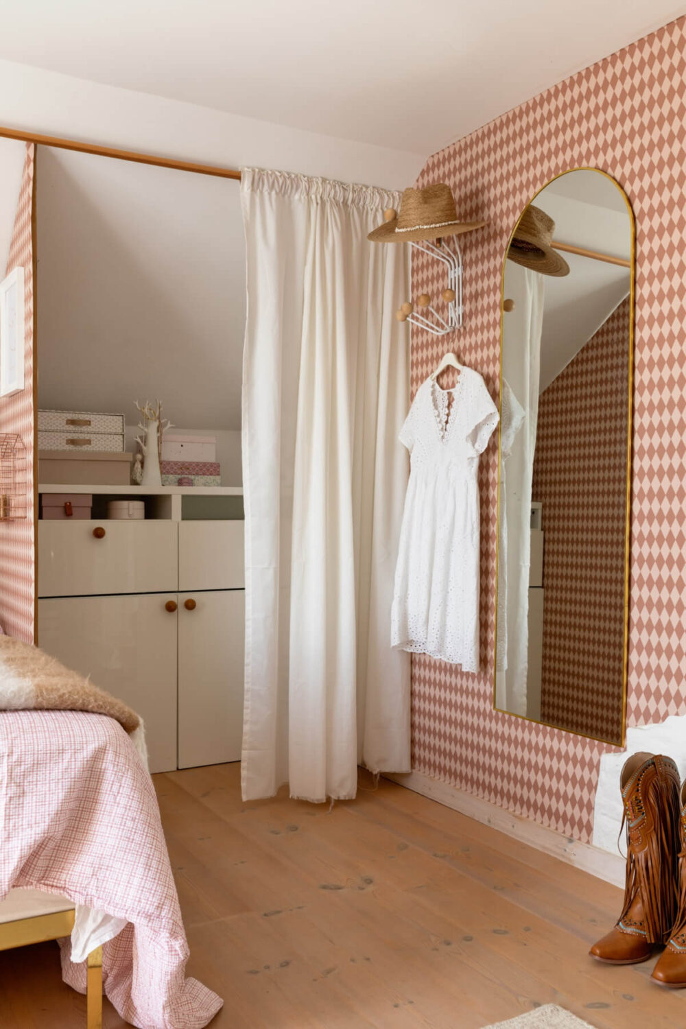 An Idyllic 18th Century Cottage with a Charming Garden 36 bedroom wallpaper