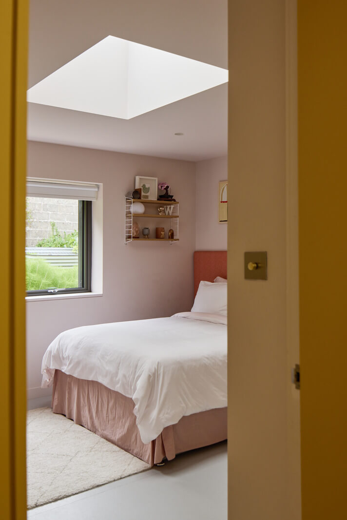 A Modern Bungalow with a Terrazzo Kitchen and Magnificent Views 16 bedroom with skylight