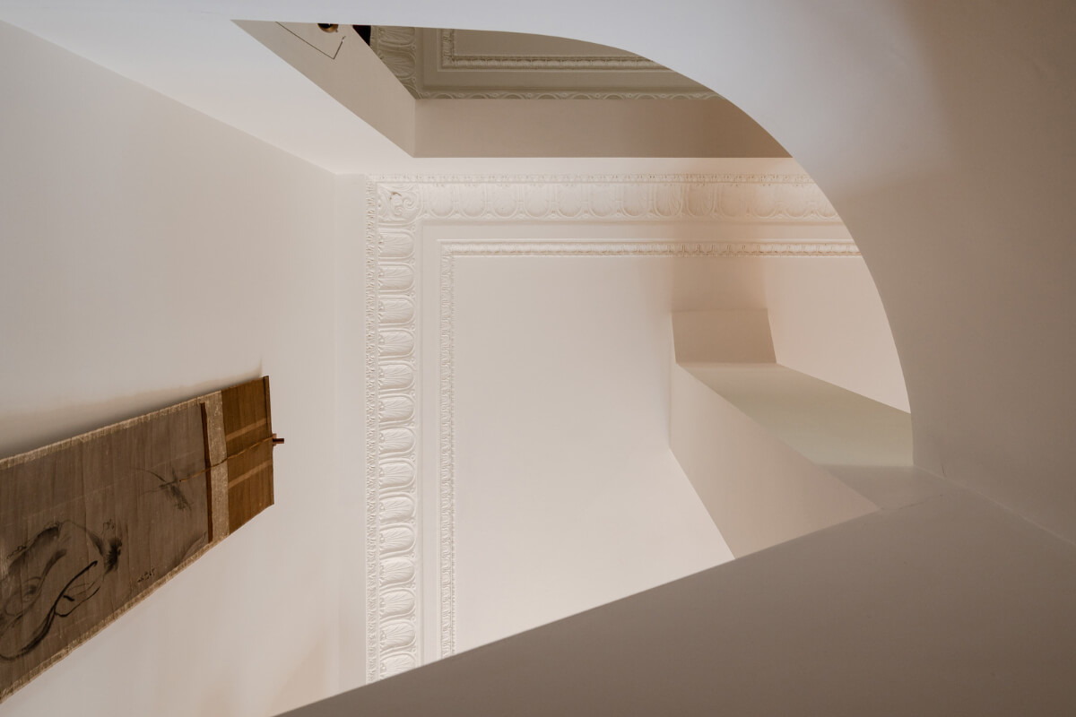 Historic Charm and Modern Design in a Light-Filled Pimlico Apartment 16 ceiling detail