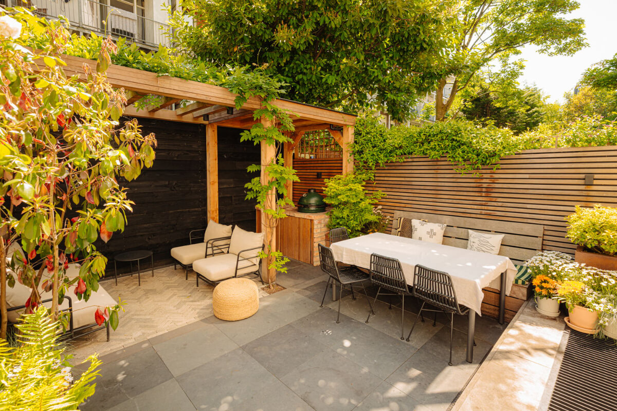 A Ground Floor Duplex Apartment with a Beautiful Modern Garden 6 city garden with pergola