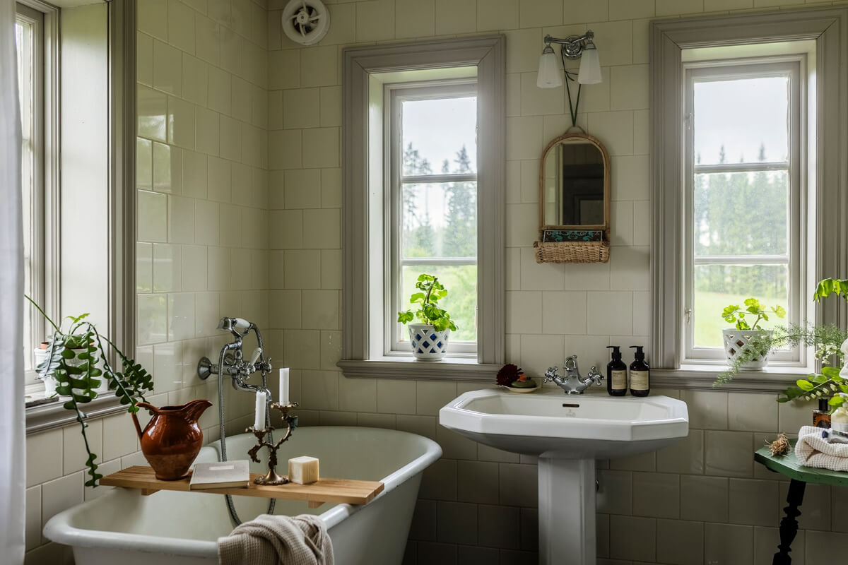 A Beautifully Preserved Historic Country House in Sweden 19 classic bathroom freestanding bath