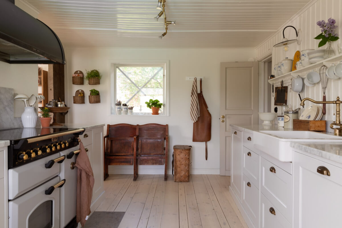 An Idyllic 18th Century Cottage with a Charming Garden 7 classic country kitchen brass fittings