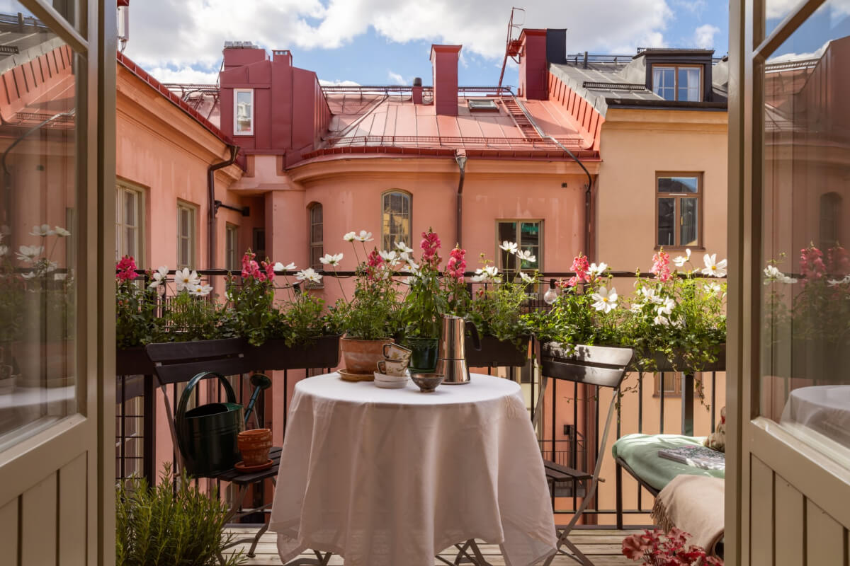 Antiques and Modern Additions in a Cozy Top Floor Duplex Apartment 11 courtyard balcony