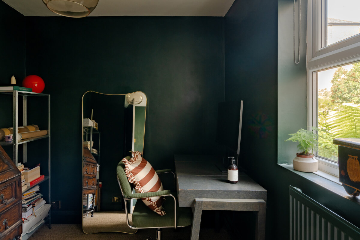 A Bright Ground Floor Apartment with a Beautiful Garden 12 dark home office