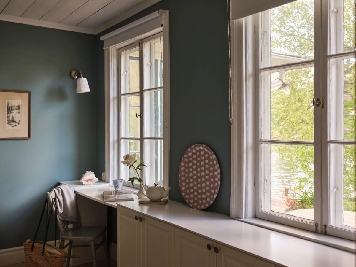 This Extended 19th Century Lakeside House is a Green Oasis in the City 36 desk under window