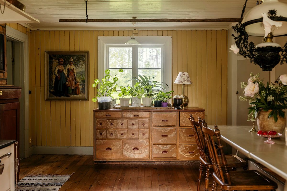 A Beautifully Preserved Historic Country House in Sweden 13 dining room yellow paneling