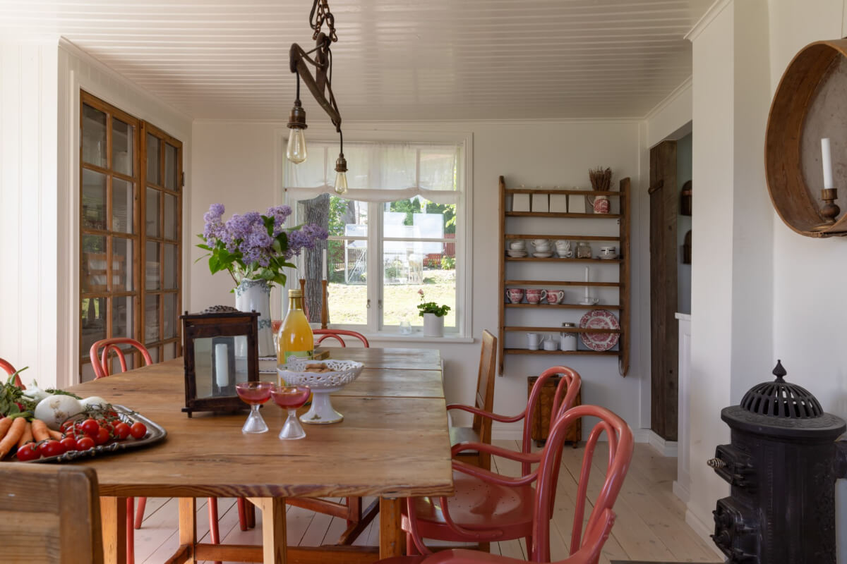 An Idyllic 18th Century Cottage with a Charming Garden 15 dining room