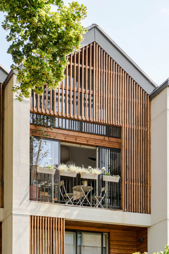 A High-Pitched Ceiling In a Light London Duplex Apartment 19 exterior cladding balcony
