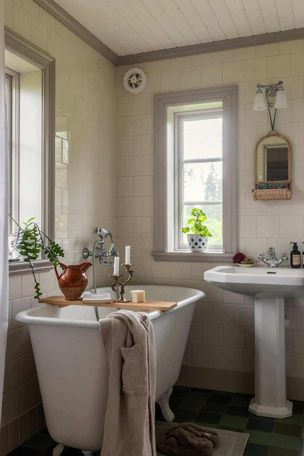 A Beautifully Preserved Historic Country House in Sweden 21 freestanding bath white tiles gray joinery