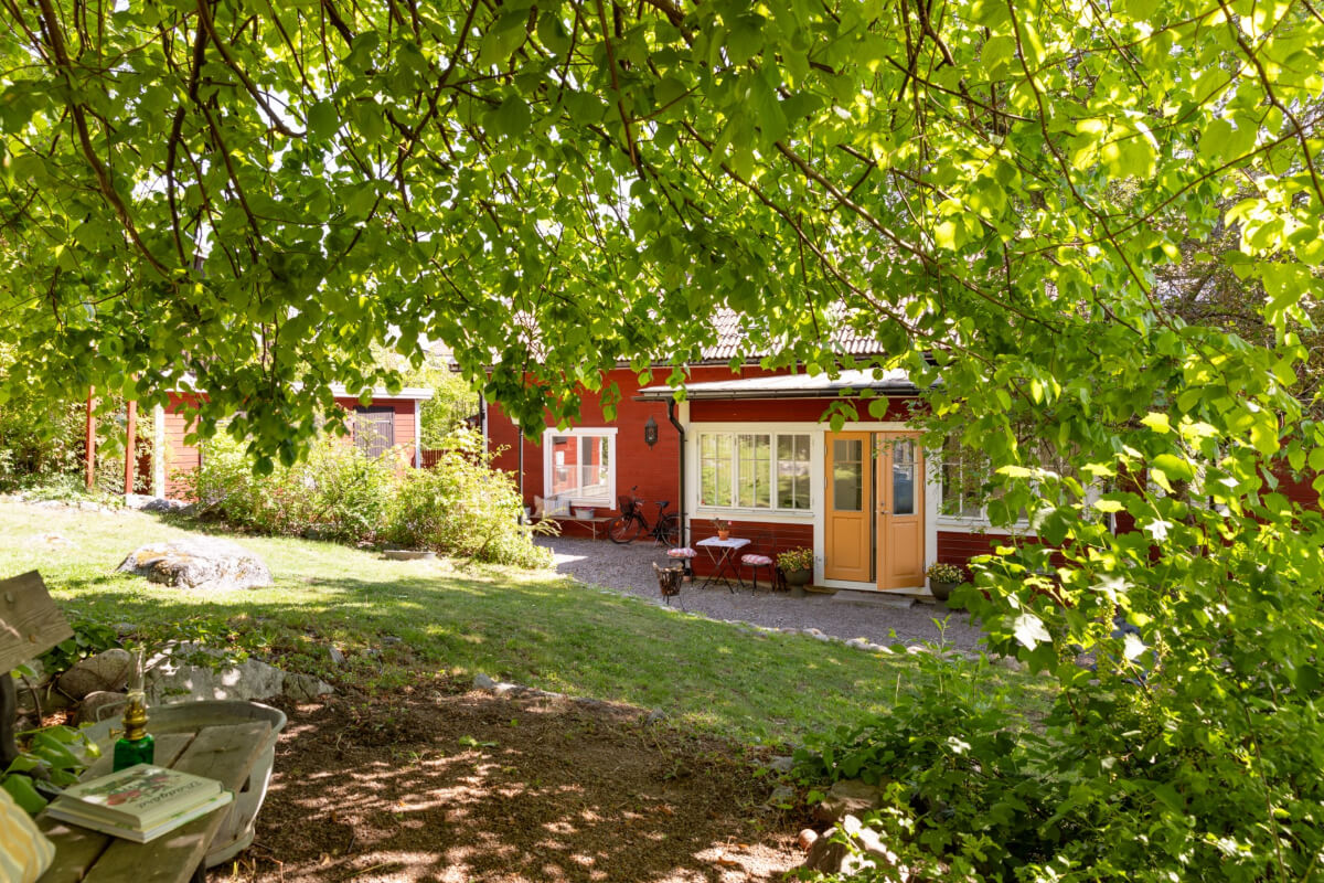 An Idyllic 18th Century Cottage with a Charming Garden 49 garden country house An Idyllic 18th Century Cottage with a Charming Garden