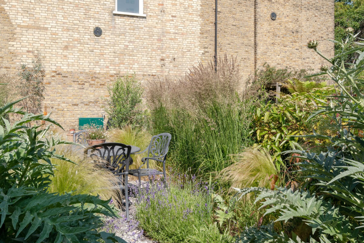 A Bright Ground Floor Apartment with a Beautiful Garden 16 garden detail