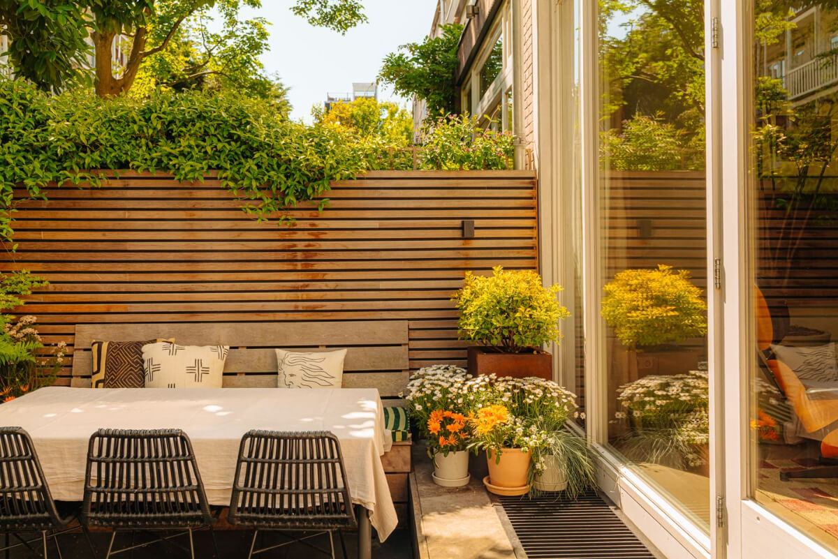 A Ground Floor Duplex Apartment with a Beautiful Modern Garden 5 garden dining space