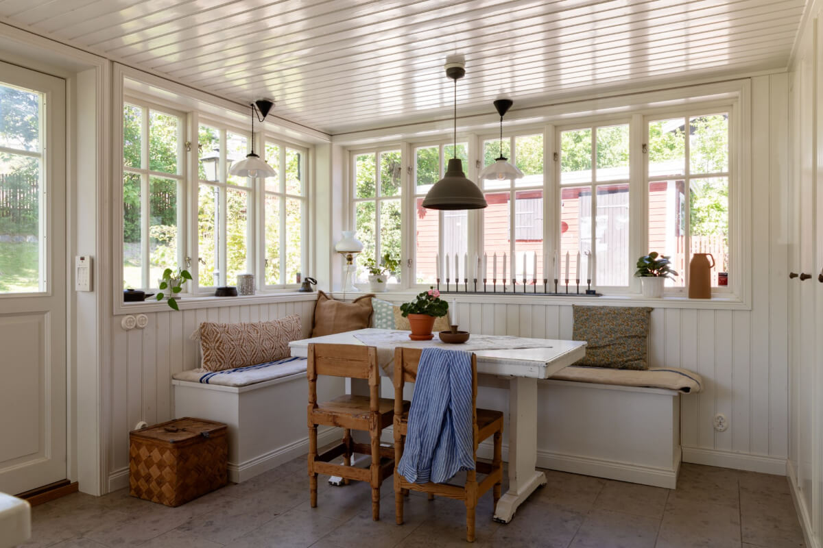 An Idyllic 18th Century Cottage with a Charming Garden 42 garden room table with built-in seating
