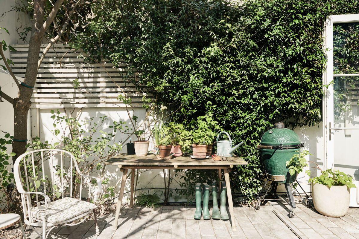 Light-Filled Interiors in a Grand Early Victorian House in Notting Hill 12 garden table