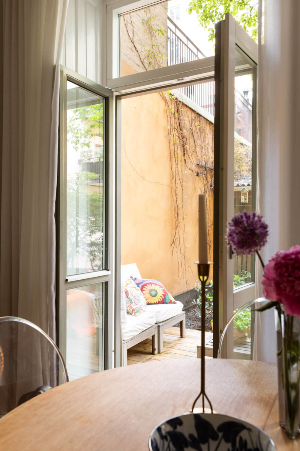 A Classic Late 19th-Century Apartment with a Private Courtyard Terrace 3 glass doors