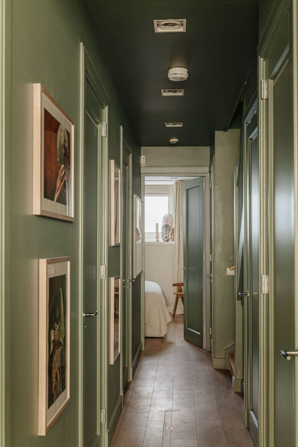 A Ground Floor Duplex Apartment with a Beautiful Modern Garden 20 green hallway
