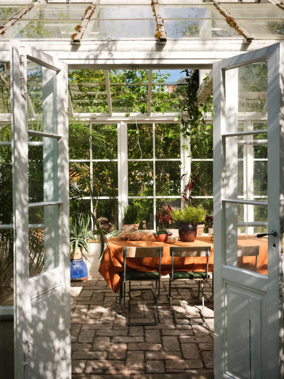 This Extended 19th Century Lakeside House is a Green Oasis in the City 40 greenhouse table