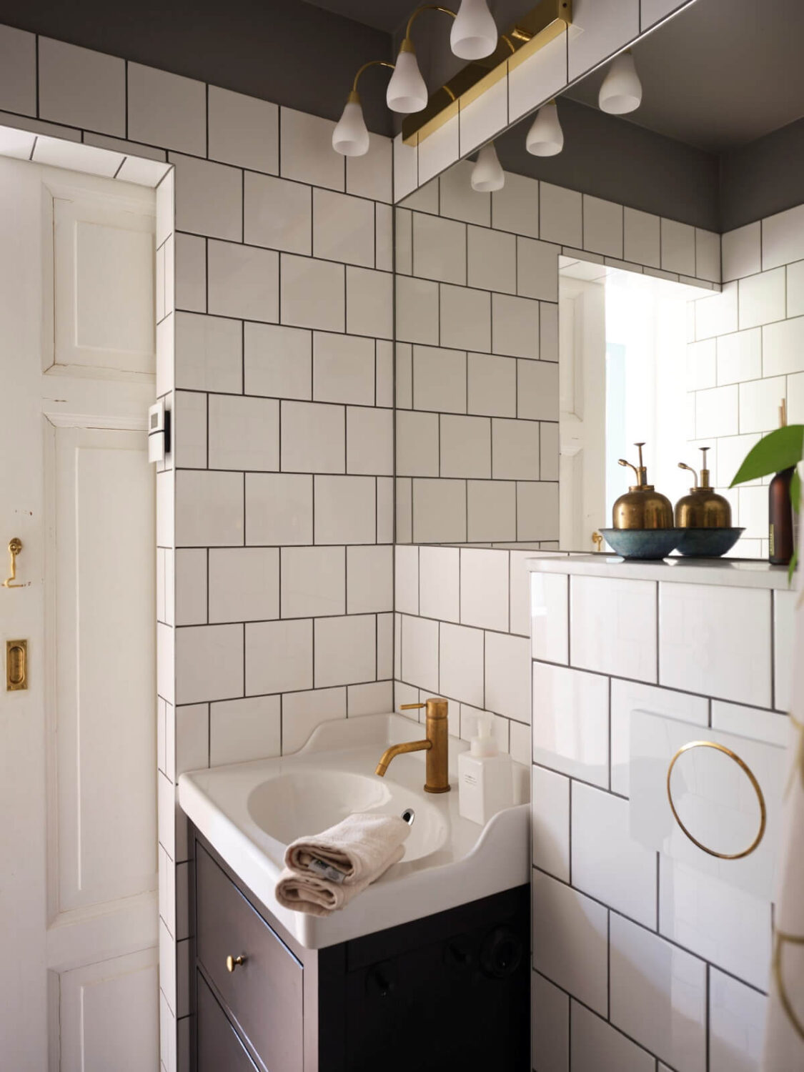 This Extended 19th Century Lakeside House is a Green Oasis in the City 38 guest house bathroom