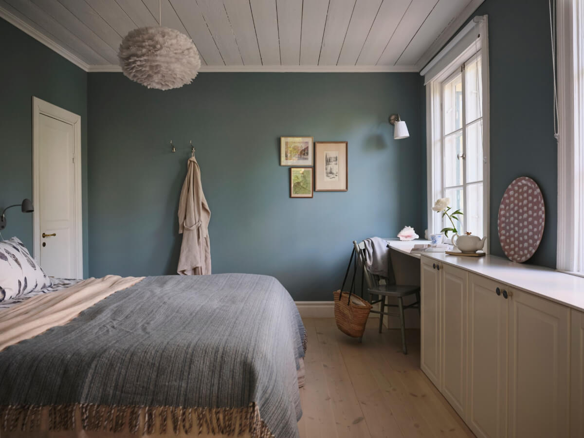 This Extended 19th Century Lakeside House is a Green Oasis in the City 35 guest house bedroom
