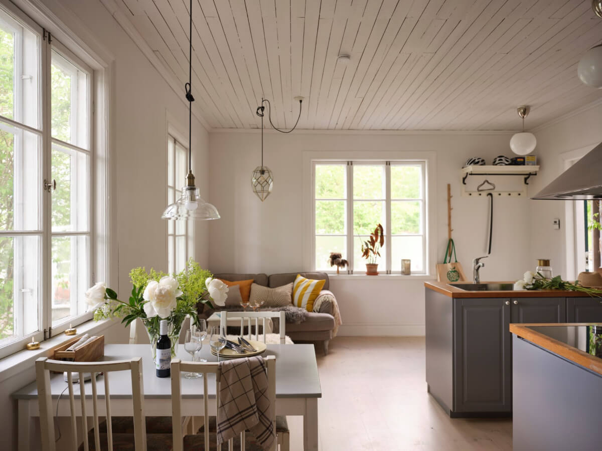 This Extended 19th Century Lakeside House is a Green Oasis in the City 33 guest house living space
