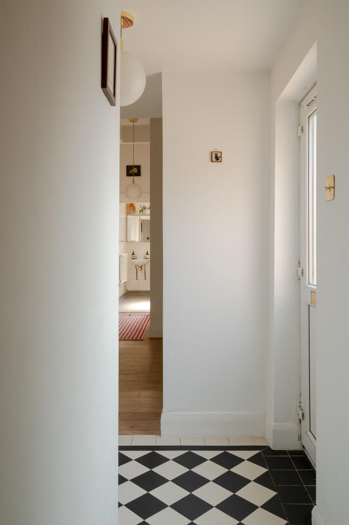 A Bright Ground Floor Apartment with a Beautiful Garden 6 hall checkerboard tiles