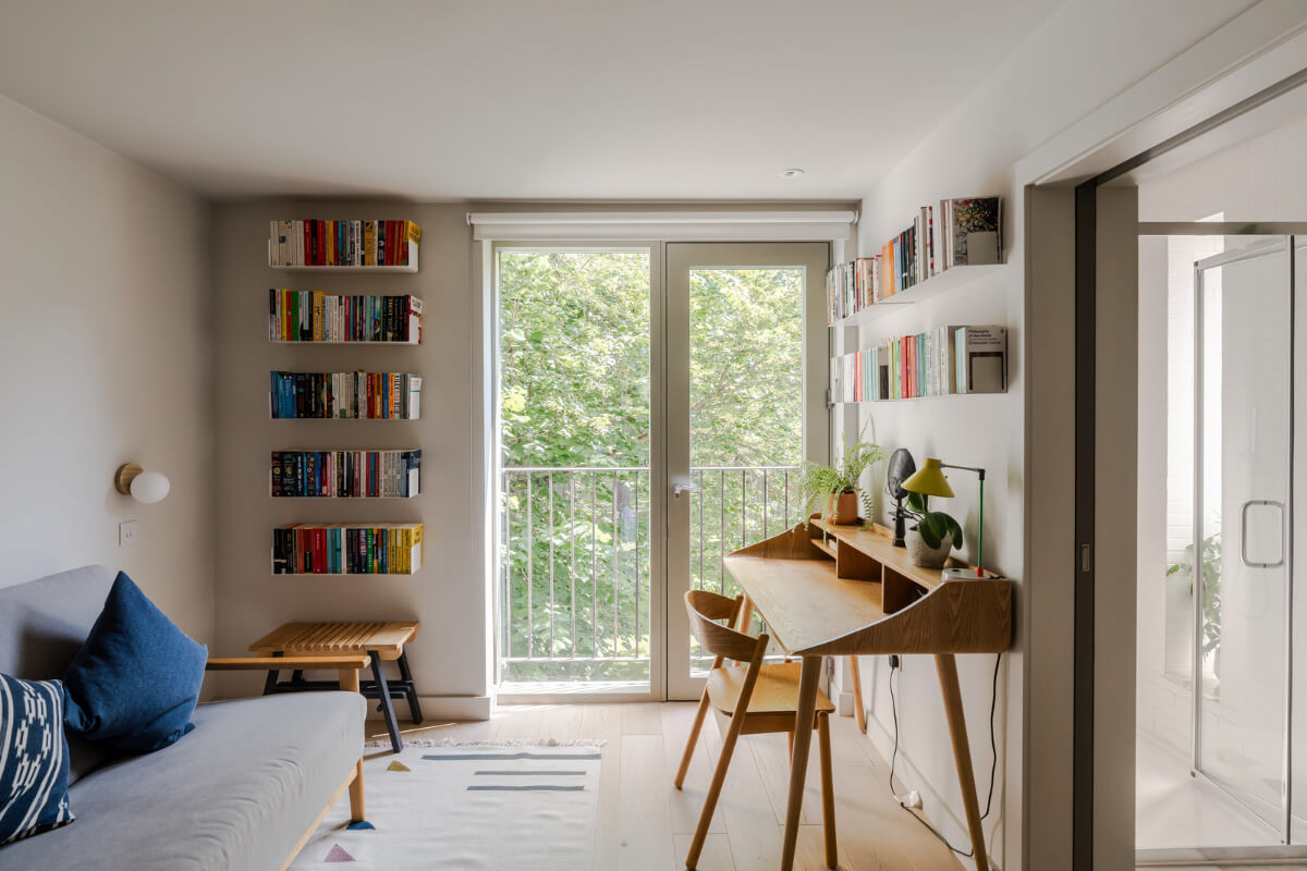 A High-Pitched Ceiling In a Light London Duplex Apartment 10 home office with bookshelves