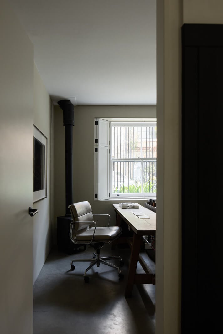 A Black and White Primrose Hill Mews House with a Roof Terrace 17 home office