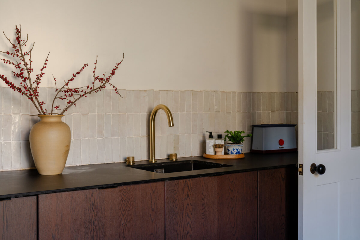A Bright Ground Floor Apartment with a Beautiful Garden 8 kitchen detail