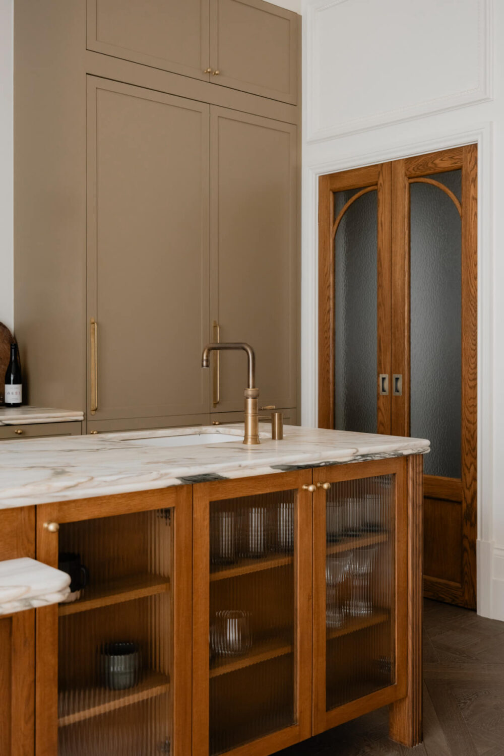 High Ceilings and Bespoke Design in a Stylish London Apartment 12 kitchen island oak fluted glass cabinets