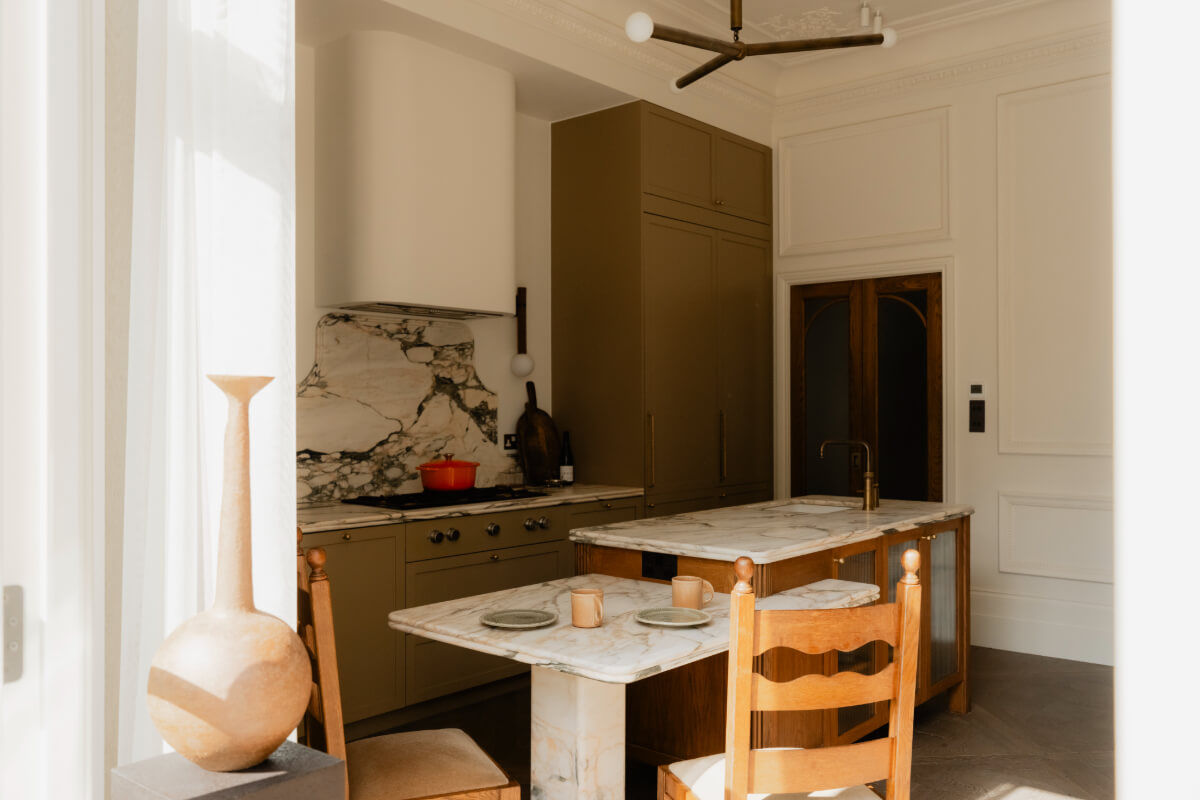High Ceilings and Bespoke Design in a Stylish London Apartment 11 kitchen split level marble island