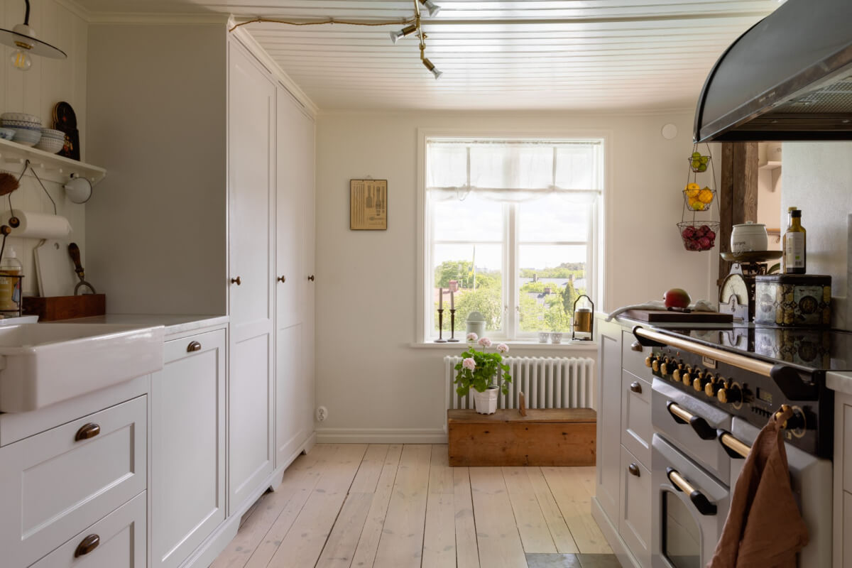 An Idyllic 18th Century Cottage with a Charming Garden 11 kitchen window