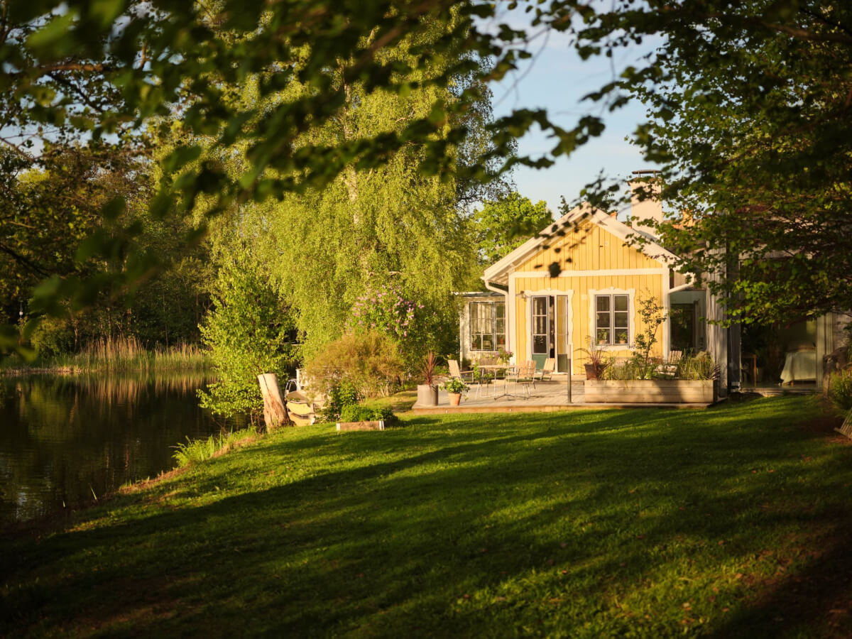 This Extended 19th Century Lakeside House is a Green Oasis in the City 45 lakeside home with garden