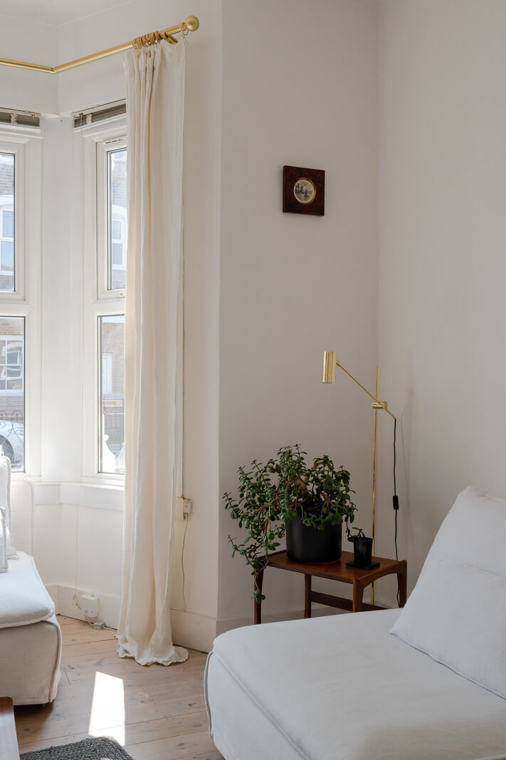 A Bright Ground Floor Apartment with a Beautiful Garden 5 living room detail