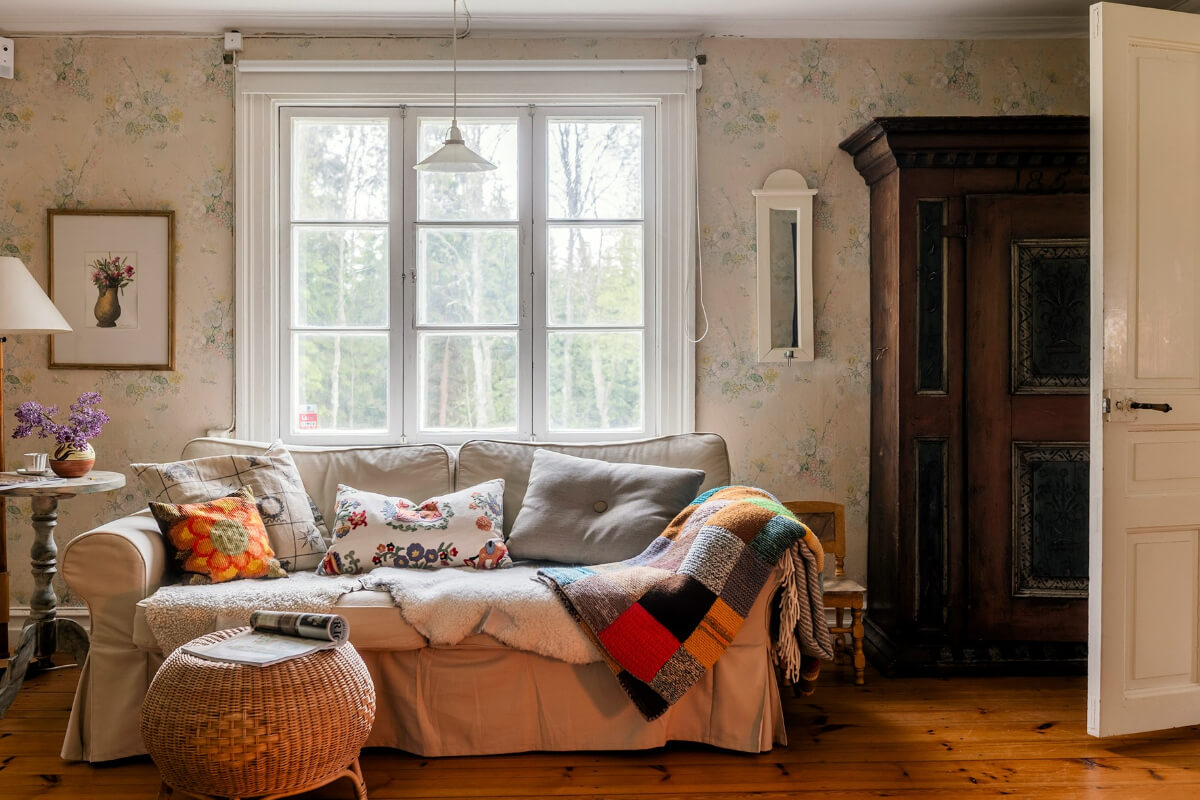 A Beautifully Preserved Historic Country House in Sweden 17 living room floral wallpaper