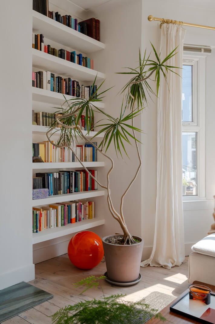 A Bright Ground Floor Apartment with a Beautiful Garden 3 living room shelves