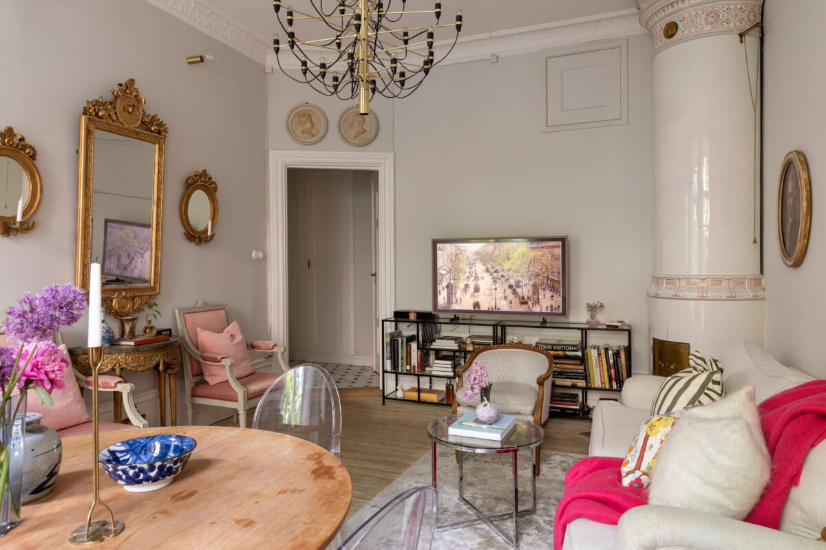 A Classic Late 19th-Century Apartment with a Private Courtyard Terrace 10 living room with antique pieces