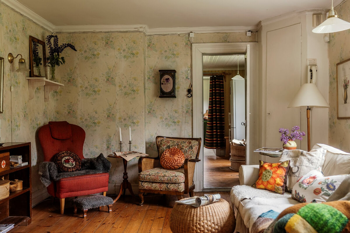 A Beautifully Preserved Historic Country House in Sweden 18 living room