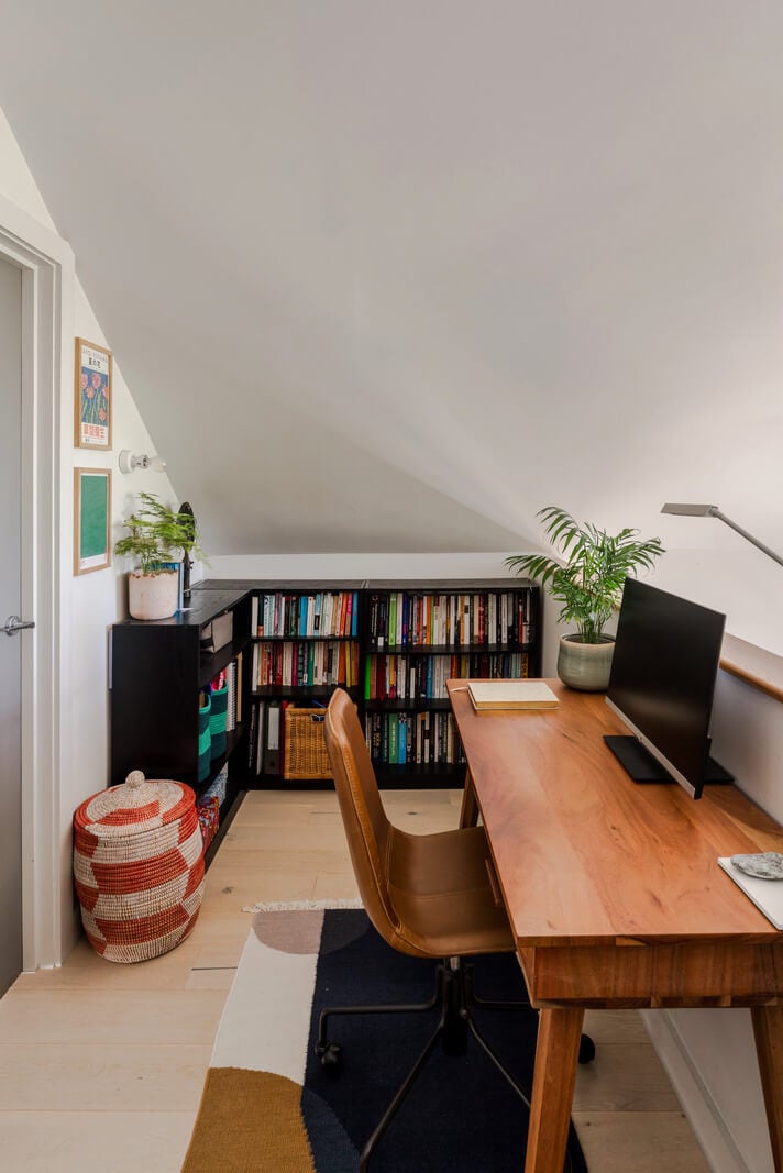 A High-Pitched Ceiling In a Light London Duplex Apartment 17 mezzanine home office space