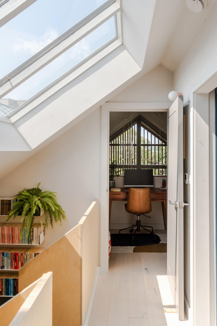 A High-Pitched Ceiling In a Light London Duplex Apartment 16 mezzanine level home office